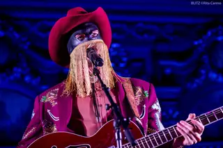 Orville Peck, o cowboy mascarado, cantou histórias de lugares e amores no Super Bock em Stock (e revelou já ter vivido em Portugal)