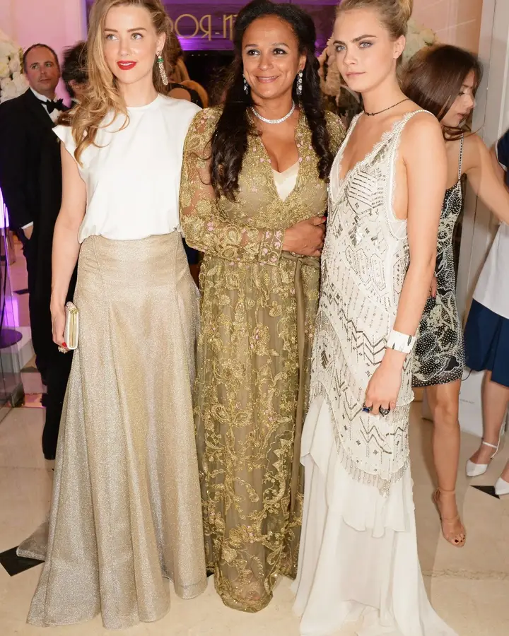 Entre a atriz Amber Heard e a modelo Cara Delevingne, em maio de 2014, na festa 'Fatale In Cannes' da marca de joalharia de luxo De Grisogono, detida por si e pelo marido. Aconteceu durante o festival de cinema de Cannes