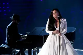 As lágrimas de Demi Lovato nos Grammys. Cantora obrigada a interromper canção