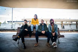 Linda Martini: “Juntamo-nos em grupinhos, dizemos mal uns dos outros e depois vamos equilibrando”. Para ouvir no podcast Posto Emissor