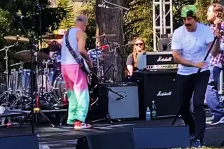 Os vídeos de John Frusciante a tocar novamente com os Red Hot Chili Peppers. Doze anos depois