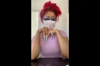 Cardi B, de máscara na cara, acusa Donald Trump e celebridades de mentirem e desvalorizarem a pandemia. "O coronavírus existe mesmo"