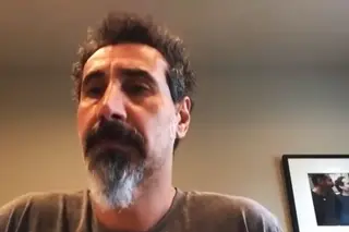 Serj Tankian dos System of a Down arrasa Trump e Bolsonaro. “Palhaços, inúteis e perigosos”