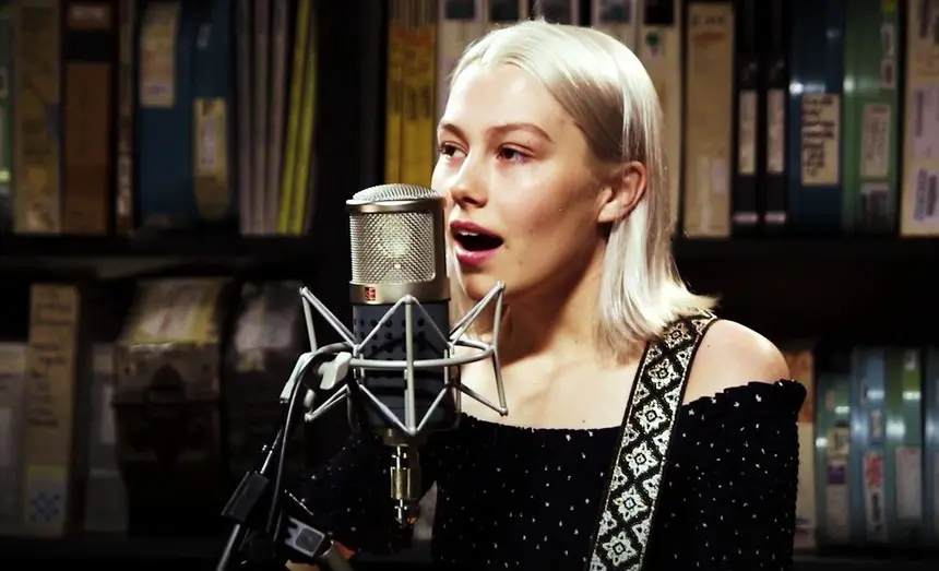 Phoebe em apresentação no Paste Studios, Nova Iorque