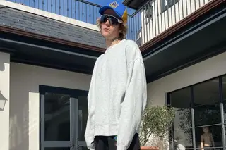 Justin Bieber removeu todas as tatuagens para novo vídeo. A transformação é enorme