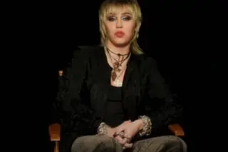 O que fazem Miley Cyrus, Elton John e um RHCP juntos? Uma versão de um enorme êxito dos Metallica