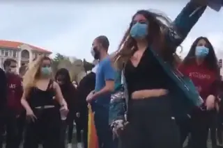 Estudantes protestam contra reitor com música dos Metallica. Só que o reitor é fã dos Metallica…