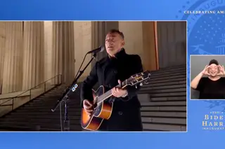 Voz e guitarra, sem mais. Bruce Springsteen em 'Land of Hope & Dreams' na tomada de posse de Joe Biden