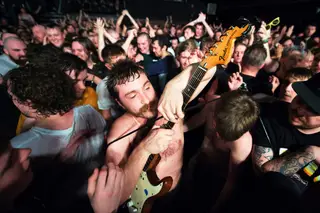 O punk não morreu e está cada vez mais urgente. 13 novas canções onde as guitarras derrapam, as vozes gritam, o mundo arde