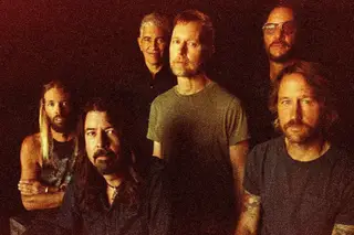 Dave Grohl em falsete a cantar Bee Gees? Chegou a versão dos Foo Fighters de 'You Should Be Dancing'