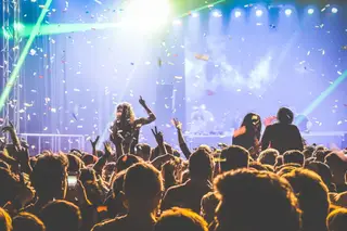 Reino Unido retoma festivais de música e reabre discotecas no primeiro dia de verão. Mas há condições