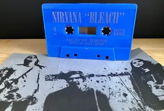 Primeiro álbum dos Nirvana reeditado em cassete azul