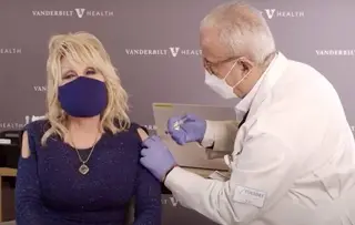 O vídeo de Dolly Parton a tomar a vacina covid-19 que ajudou a financiar