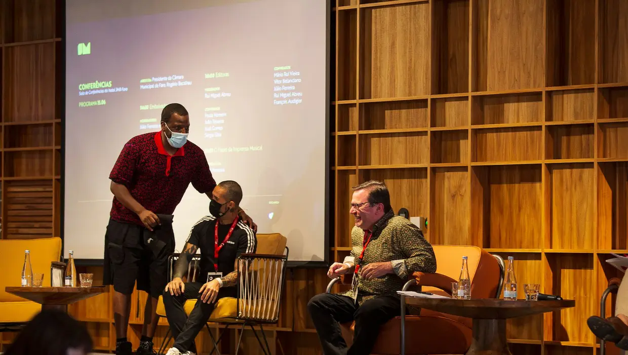 Dino D'Santiago, Nuno Guerreiro e o moderador Ricardo Coelho (Choque Frontal) na conferência do South Music que juntou os embaixadores do evento