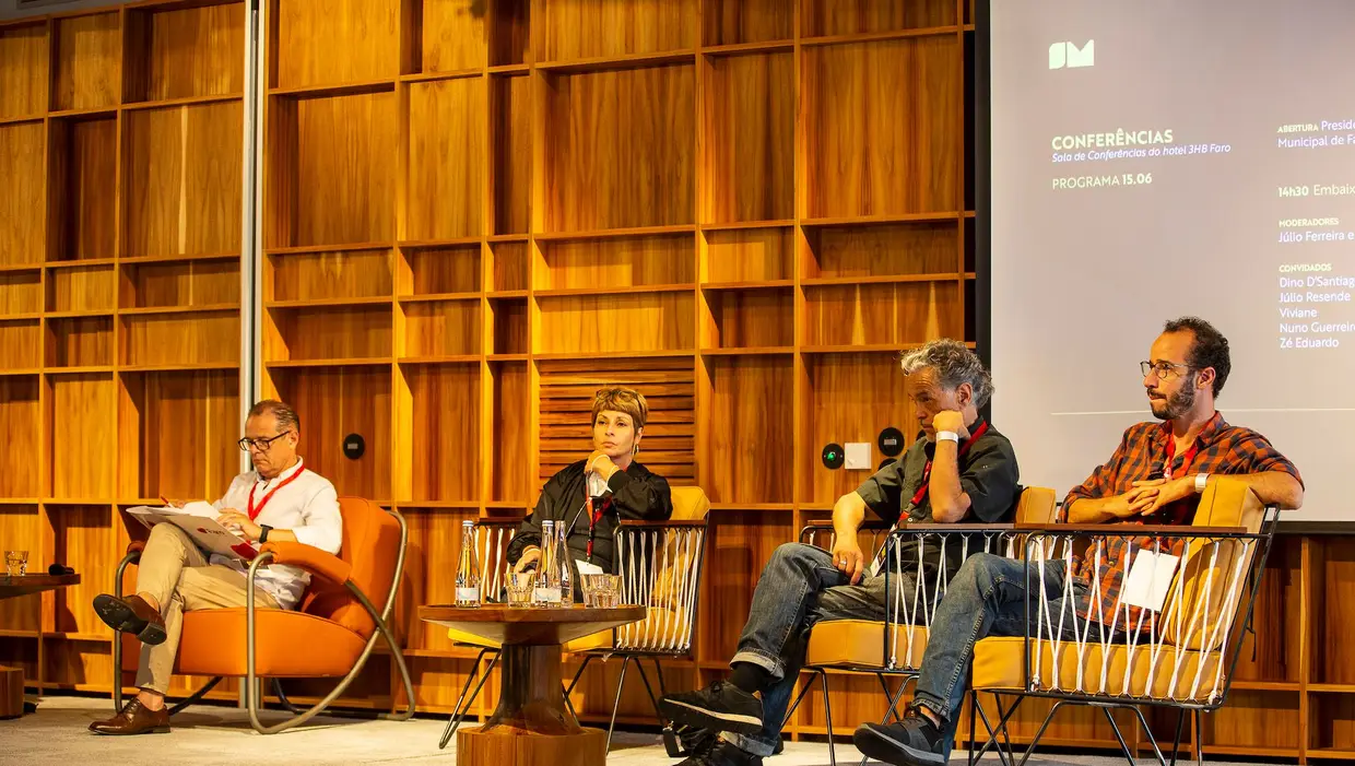 Viviane, Zé Eduardo, Júlio Resende e o moderador Júlio Ferreira (Choque Frontal) na conferência do South Music que juntou os embaixadores do evento