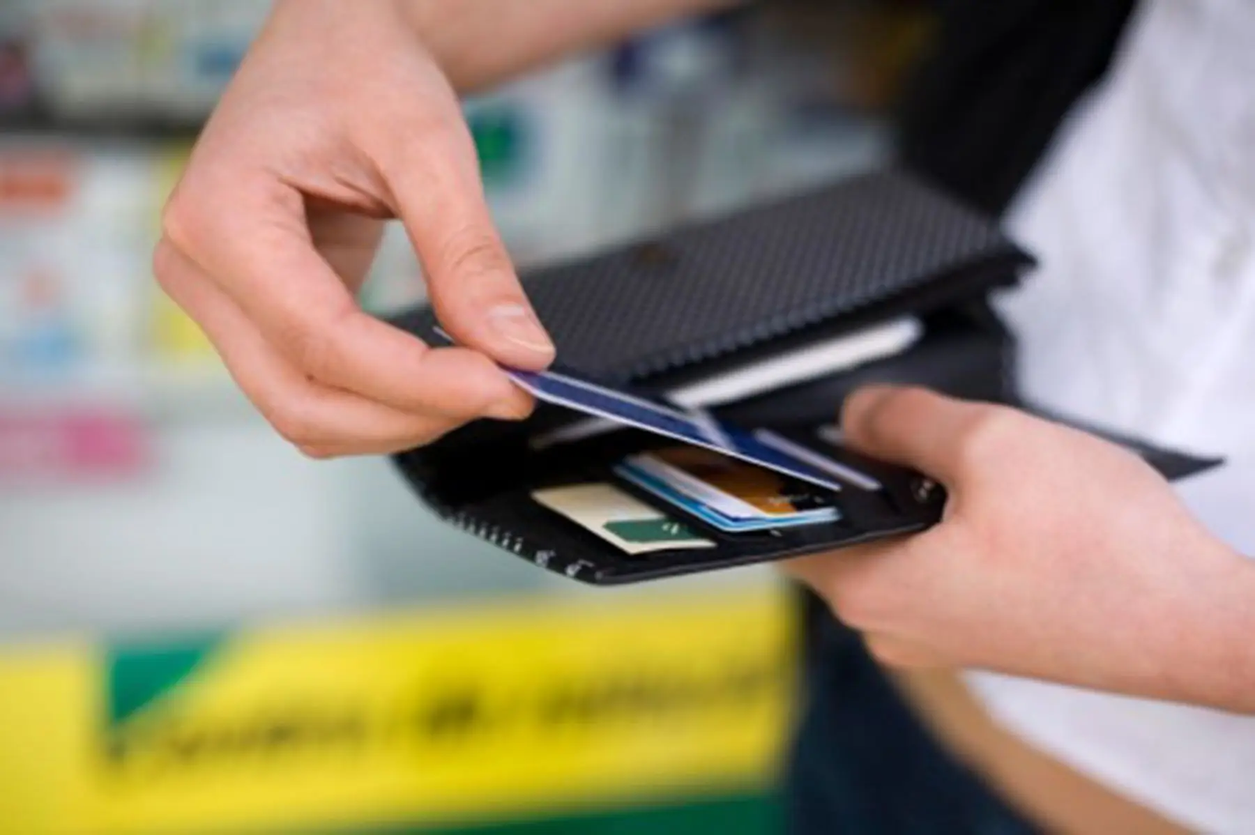Se fechou uma conta bancária, peça a devolução da anuidade do cartão de Multibanco e de Crédito