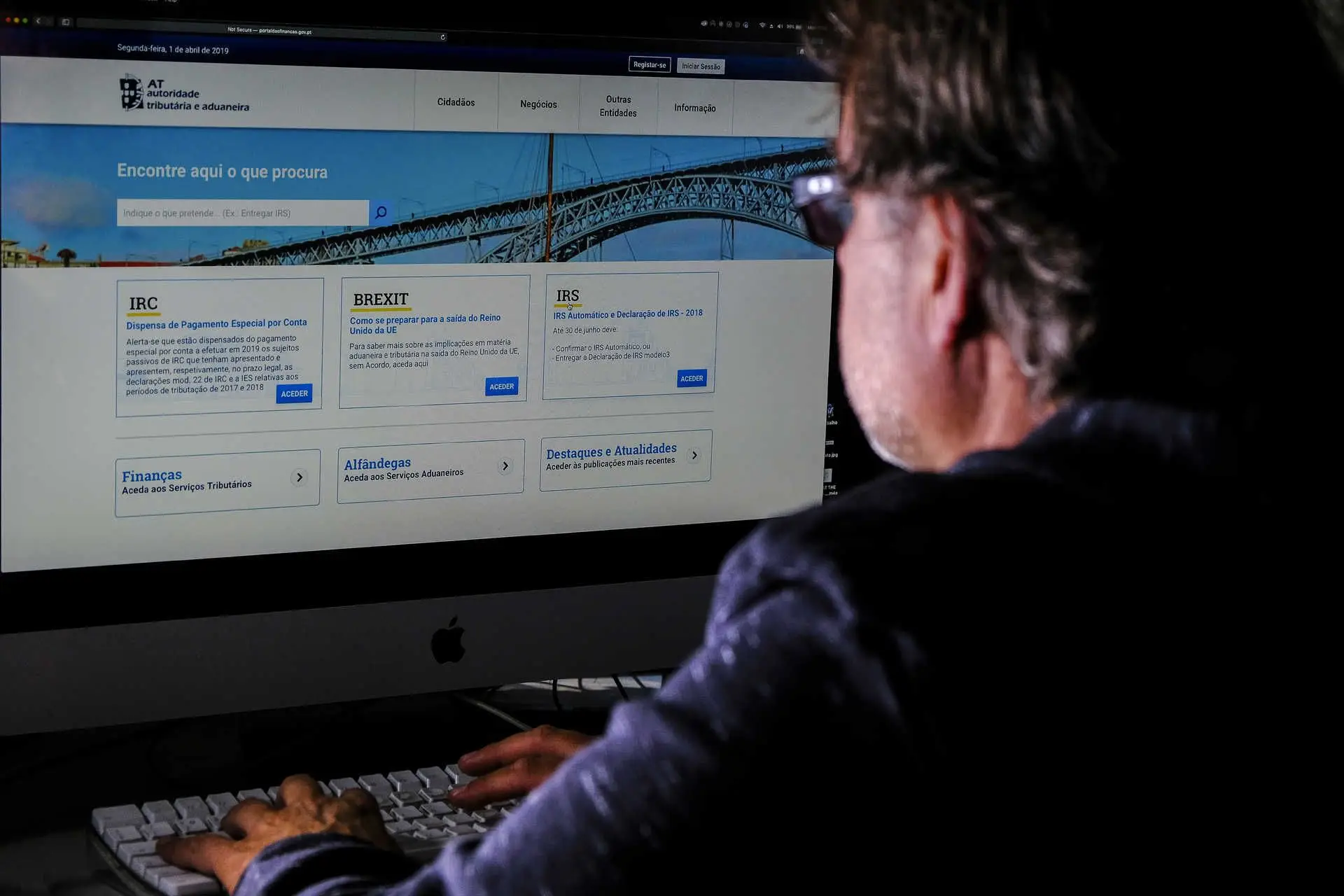 Lisboa, 01/04/2019 – Contribuinte a manusear Portal das Finanças, no contexto da entrega do IRS, finanças, declarações electrónicas. (Leonardo Negrão / Global Imagens)