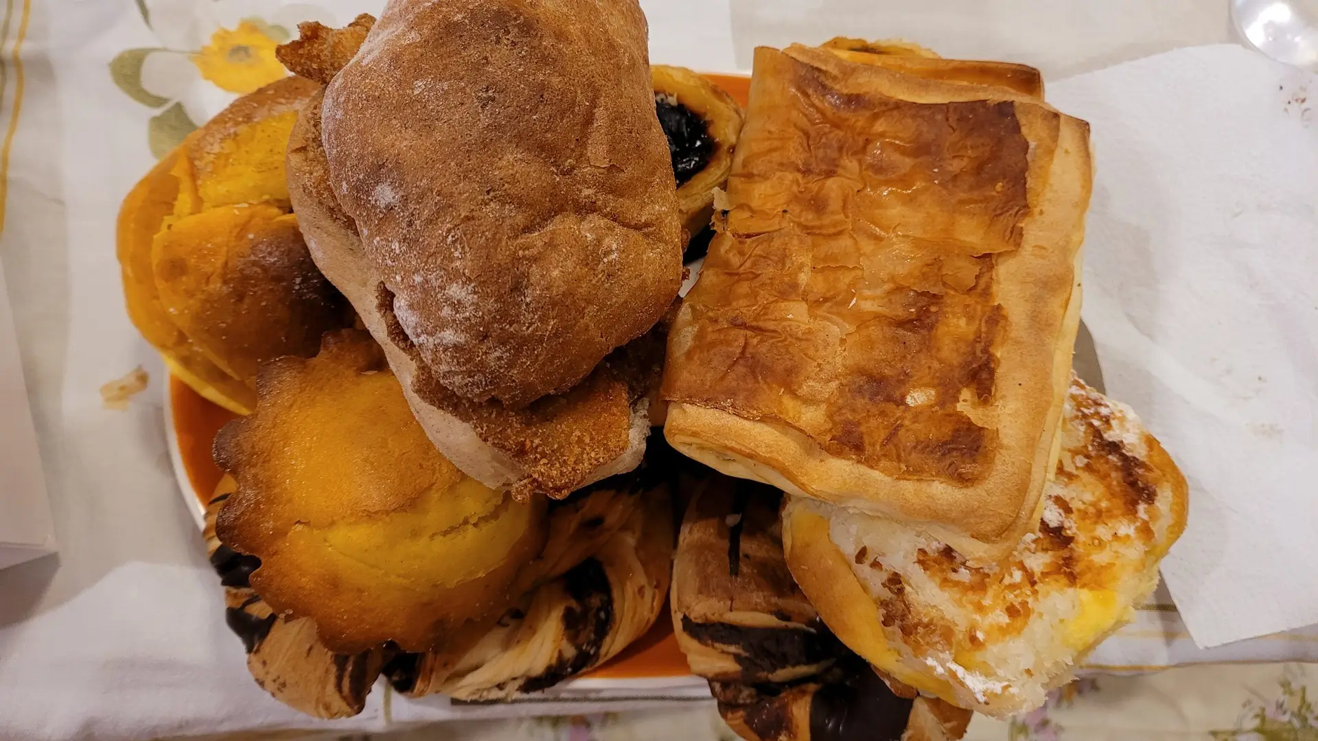 Como comprar 22 bolos e salgados por 3 euros e lutar contra o desperdício