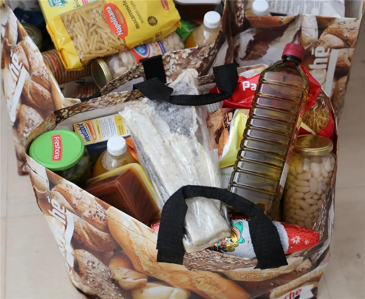 Famílias carenciadas vão receber um cartão com dinheiro em vez de cabaz alimentar