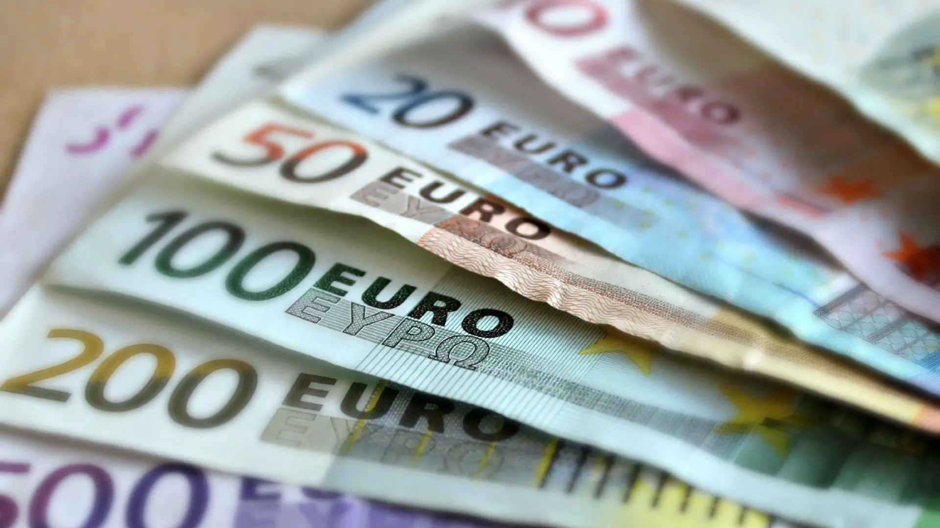 Dinheiro, euros, salários