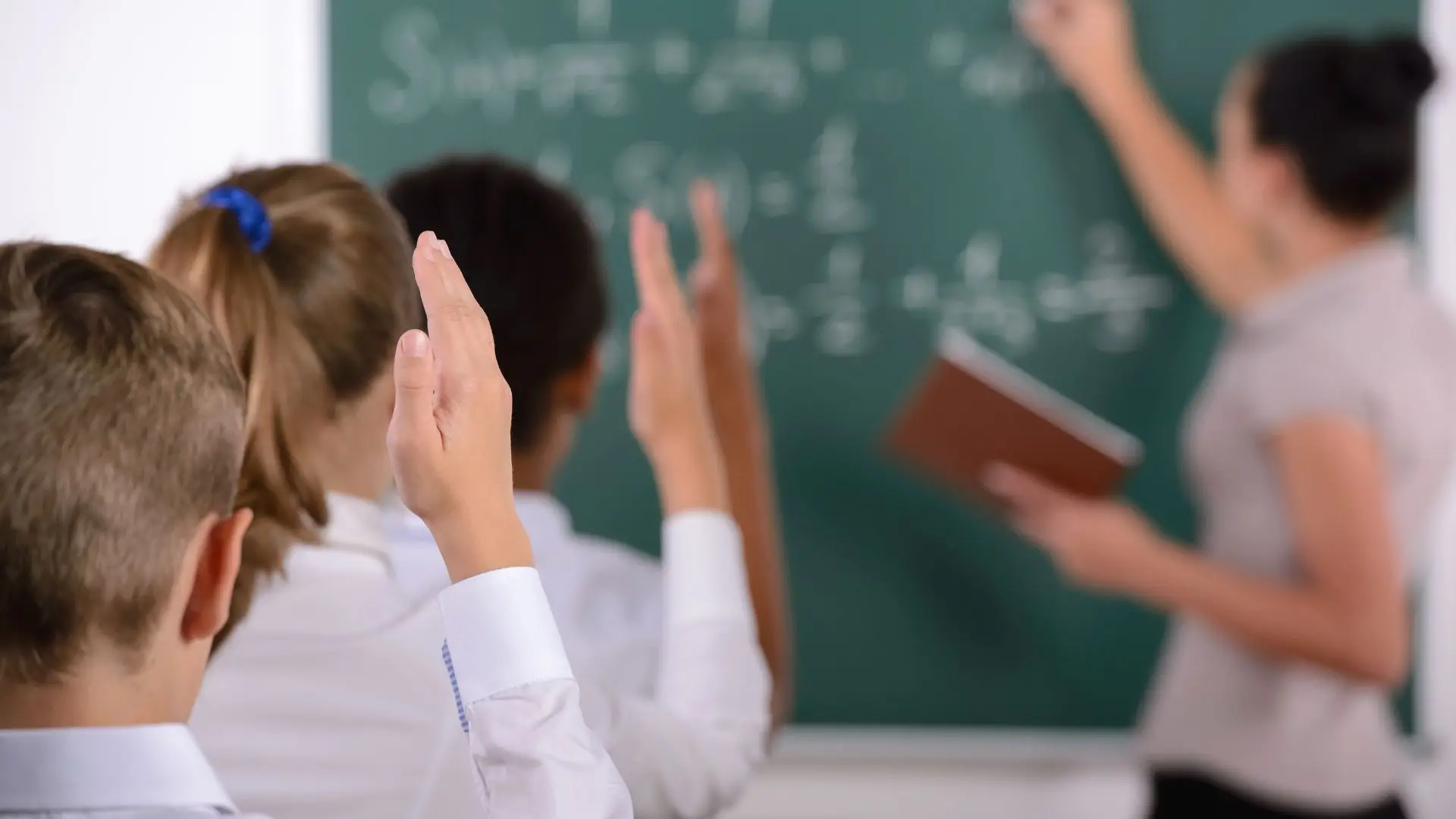 Professores colocados em zonas com falta de docentes terão apoio à deslocação reforçado