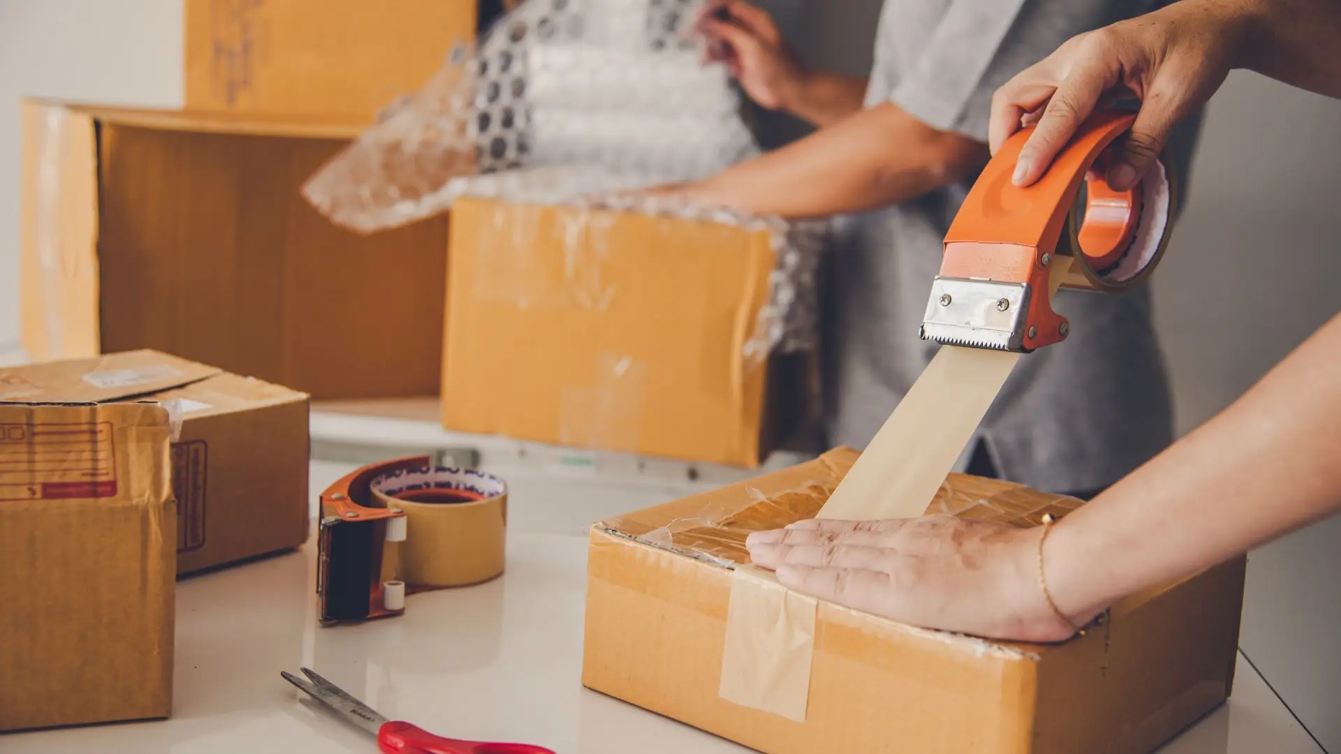 UE acaba com isenção aduaneira nas encomendas até 150 euros e cria taxa de três euros