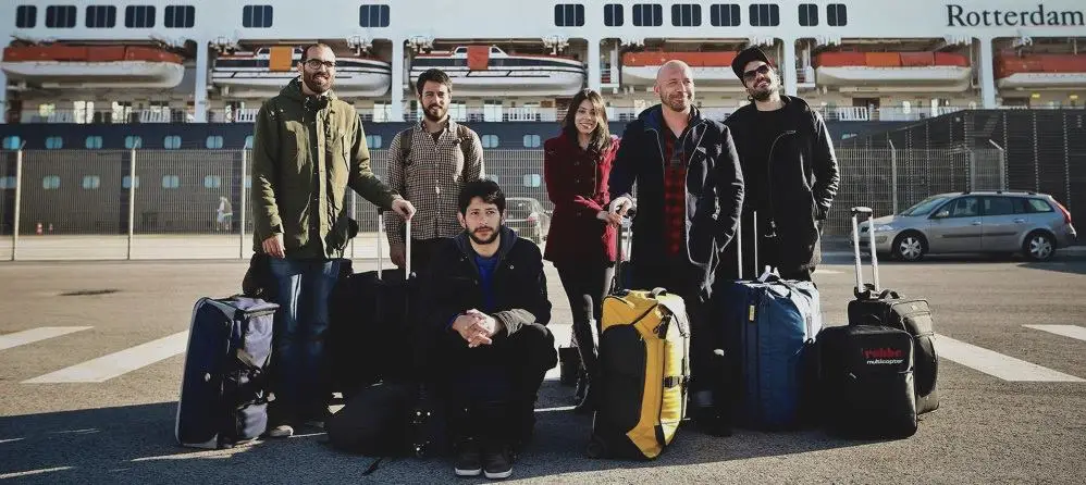 Equipa de filmagens que acompanhará Giovane na sua jornada em redor do mundo. À frente: Giovane Brisotto, o nosso herói. Atrás e da esquerda para a direita: Pedro Sousa (editor), Victor Rocha (assistente de realização), Daiane Brisotto, irmã de Giovane, Miguel Gonçalves Mendes (realizador) e Daniel Favaretto (produtor)