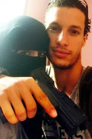 Fábio Poças, rapaz propaganda e aliciador de futuros jiadistas, e a mulher Angela Barreto, a única mulher portuguesa