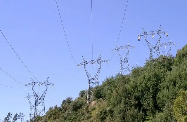 Corte da importação de eletricidade após o apagão deixa Portugal a pagar o quádruplo face a Espanha esta segunda-feira
