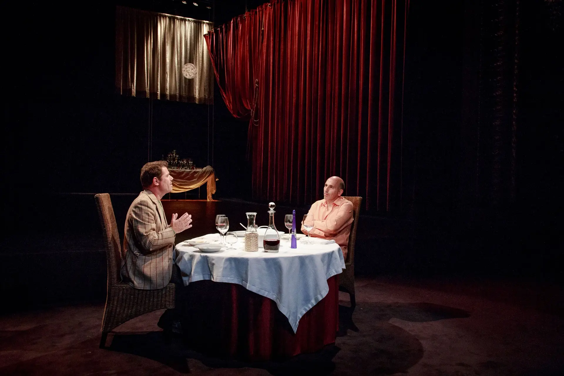 Teatro Nacional São João serve “O Meu Jantar com o André” em ambiente nova-iorquino