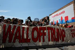 Pessoas protestam com cartazes a nomeação de Donald Trump 