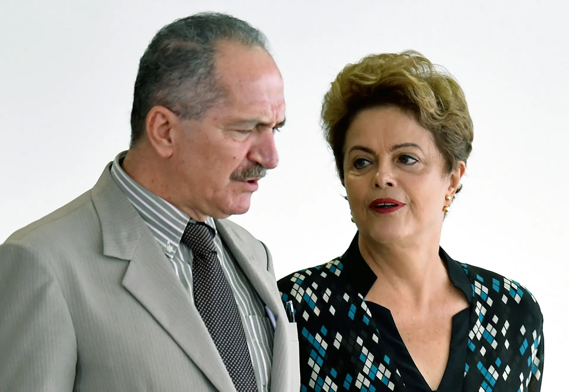 No final da década de 1970 o ex-ministro de Dilma, Aldo Rebelo, era um jovem comunista carioca que não queria gastar dinheiro em roupa de inverno que nunca usaria no Rio de Janeiro. A sua amiga Inês emprestou-lhe às escondidas uns casacos do pai para levar na viagem onde iria conhecer Yasser Arafat. Ironia do destino, os casacos tinham o monograma do ex-ministro português