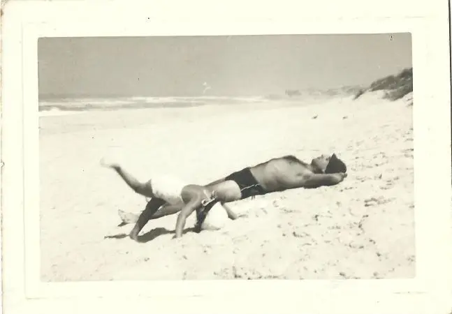 Na praia com o pai em 1962, quando Inês tinha 4 anos. A família alugava quase sempre a ‘Vivenda Umbelina’ na Praia das Maçãs para passar as férias de verão