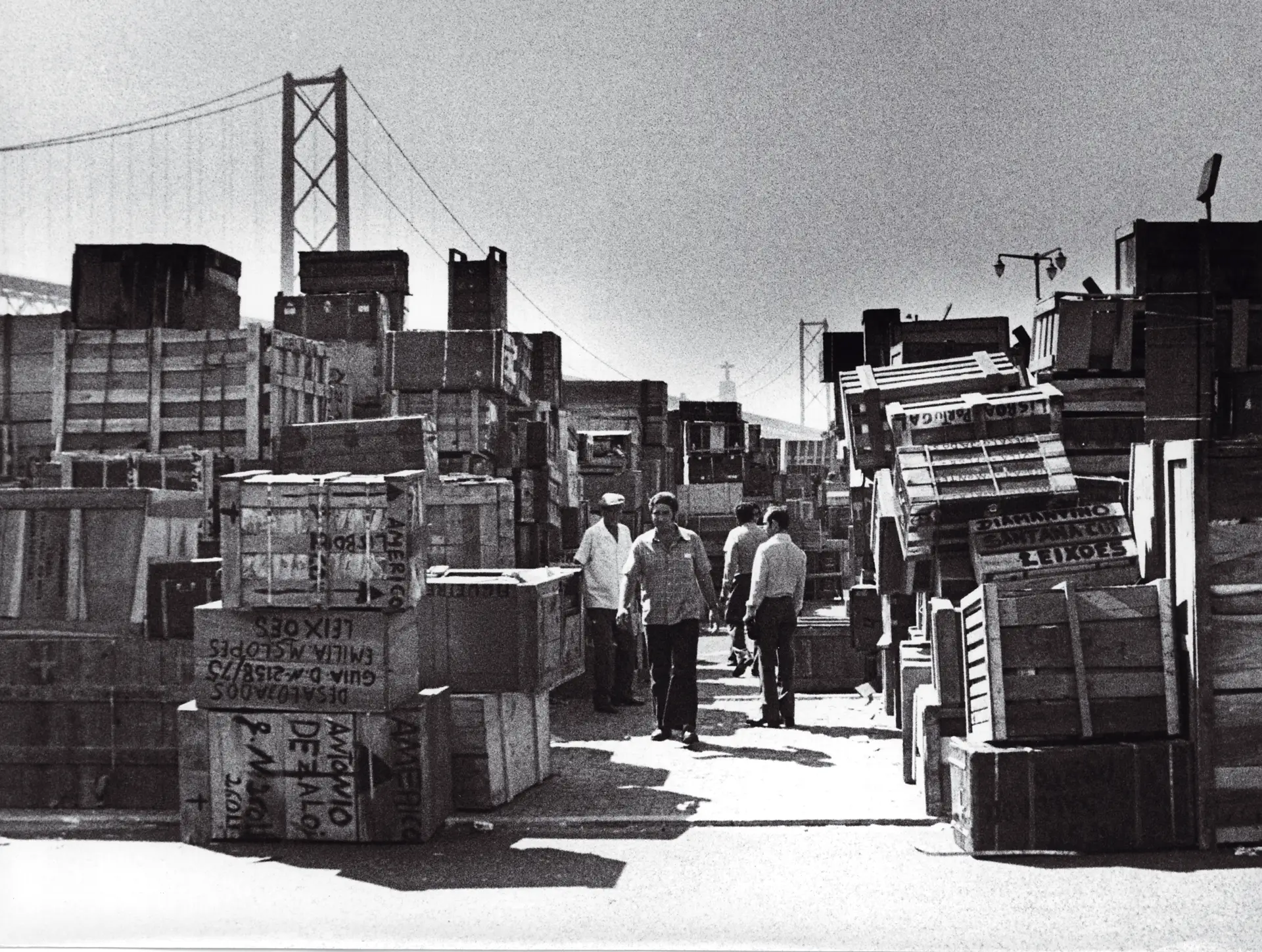 RETORNO Em Lisboa, acumularam-se os caixotes de madeira com os bens dos portugueses que, em 1975, deixaram as ex-colónias com destino a Portugal