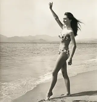 https://images.impresa.pt/expresso/2016-08-18-Brigitte-Bardot-Festival-de-Cannes-1952-biquini/original/mw-320