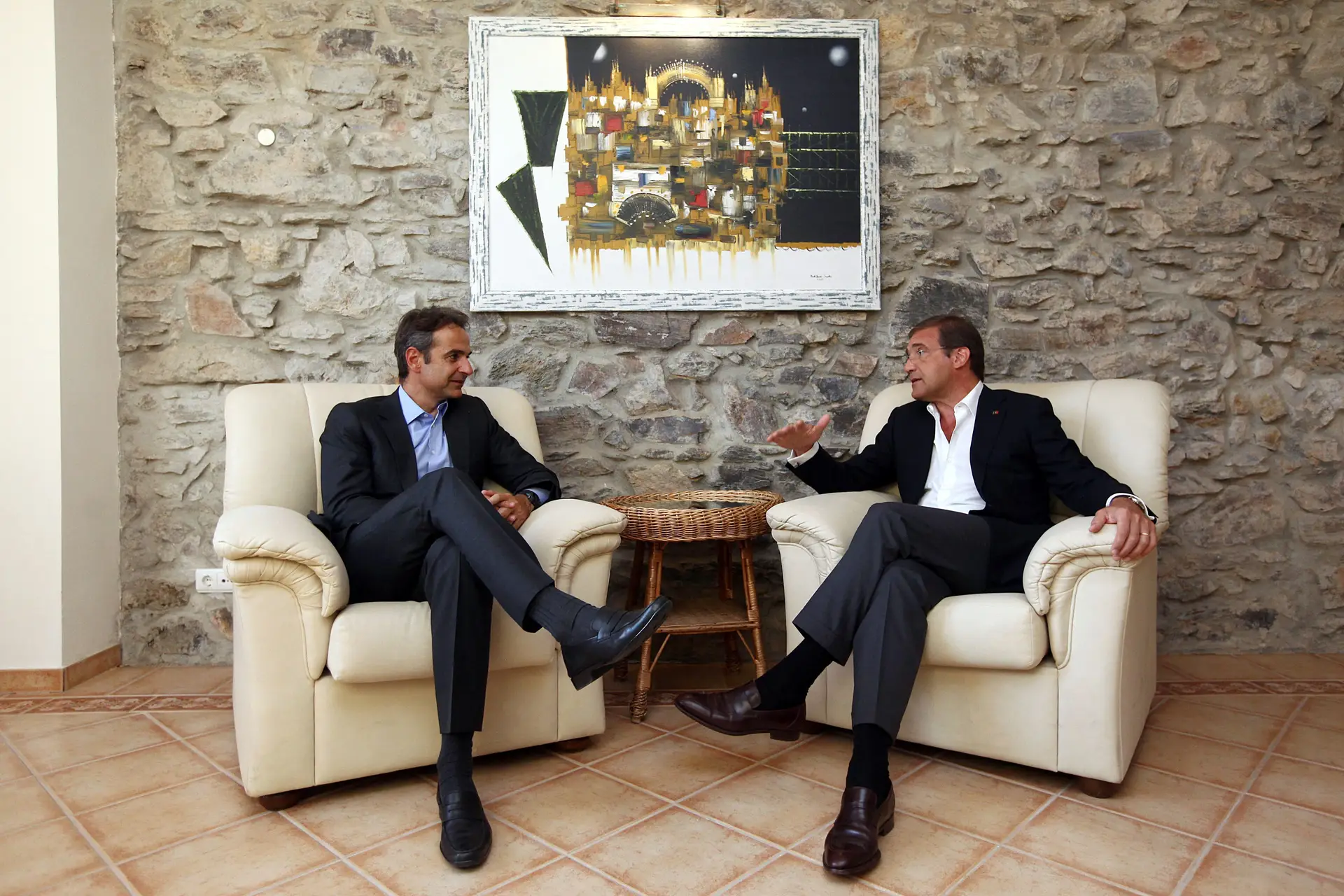 Kyriakos Mitsotakis, ao lado de Passos Coelho em 2016, quando começou a liderança do Nova Democracia