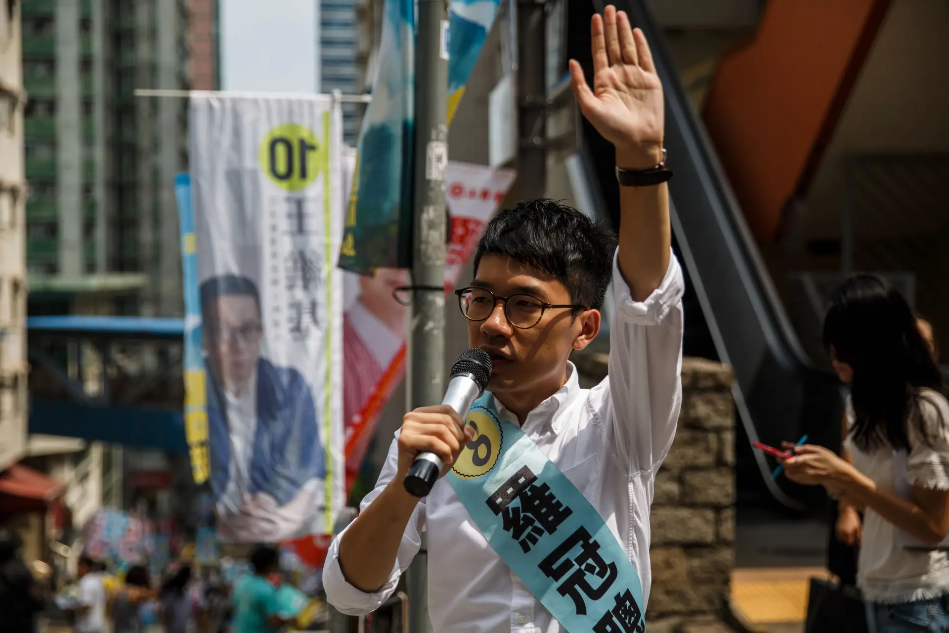 Jovem geração pró-democracia alcança vitória inédita em Hong Kong ...