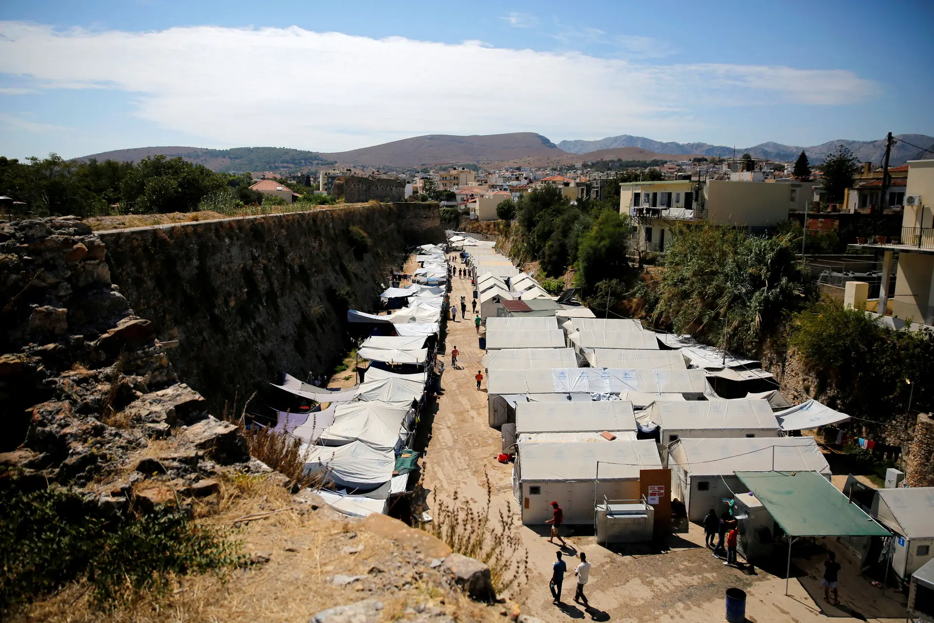 Refugiados e migrantes instalados em tendas na localidade de Souda, na ilha grega Chios