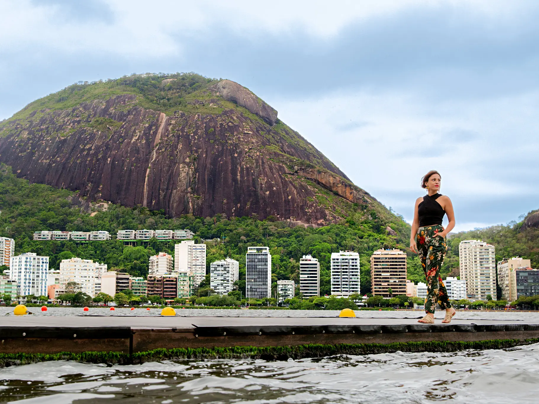 Aos 75 anos, Chico Buarque joga futebol com amigos no Rio - Quem