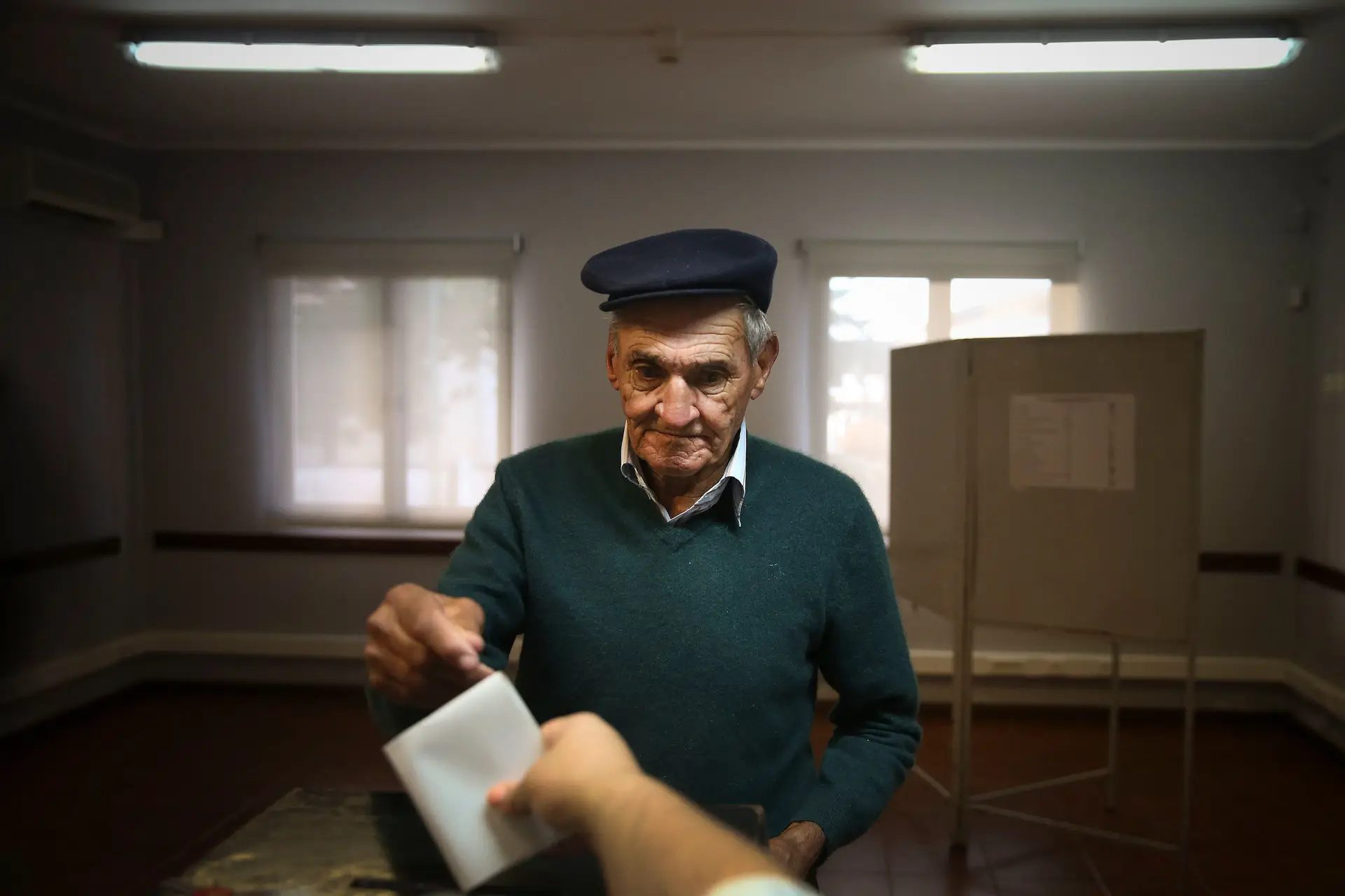 Um cidadão exerce o seu direito de voto nas  eleições legislativas da Região Autónoma dos Açores, em Arrifes, ilha de São Miguel, Açores.