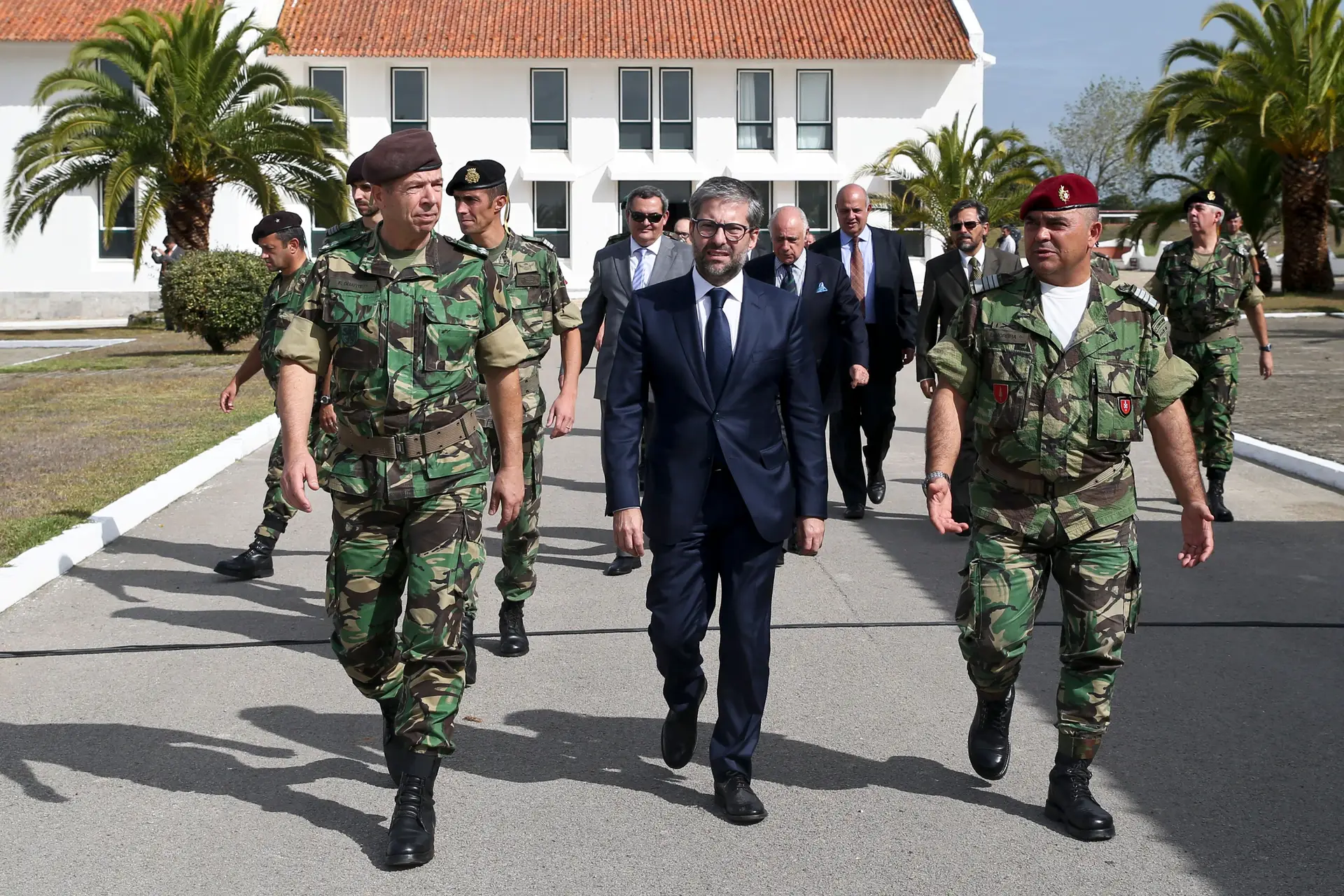 O general Rovisco Duarte (à esq.), Marco António Costa, presidente da comissão parlamentar de Defesa Nacional, e o comandante do Regimento de Comandos, coronel Dores Moreira, durante a visita dos deputados