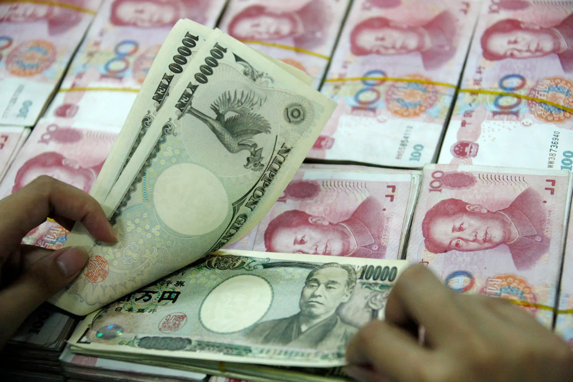 Exportações a cair, desemprego a subir, preços negativos: China entra em maré vermelha