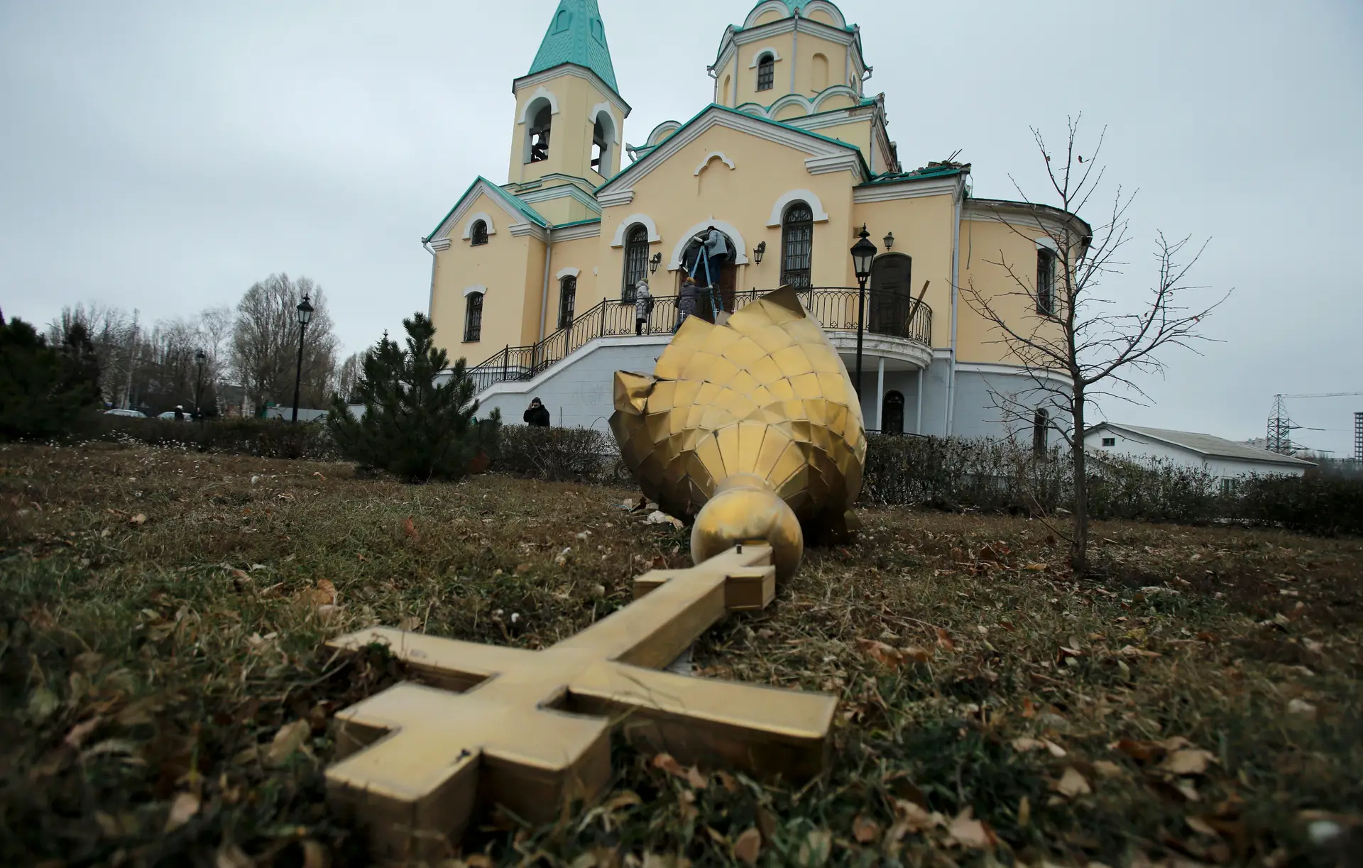 O conflito na Ucrânia não poupou esta igreja ortodoxa de Kuibyshevski, no leste do país