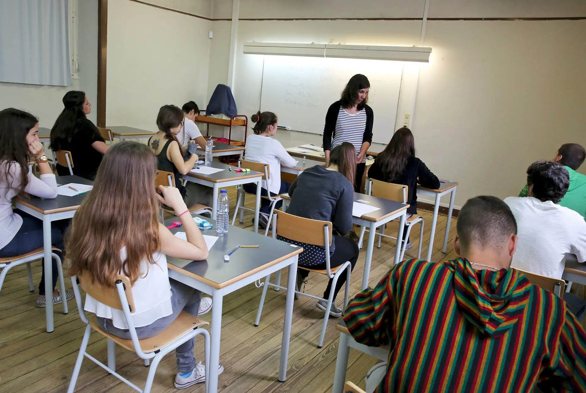 Alunos dos mestrados em Ensino vão dar 11 horas de aulas e ganhar €800