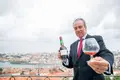 J. Portugal Ramos rendido à aguardente