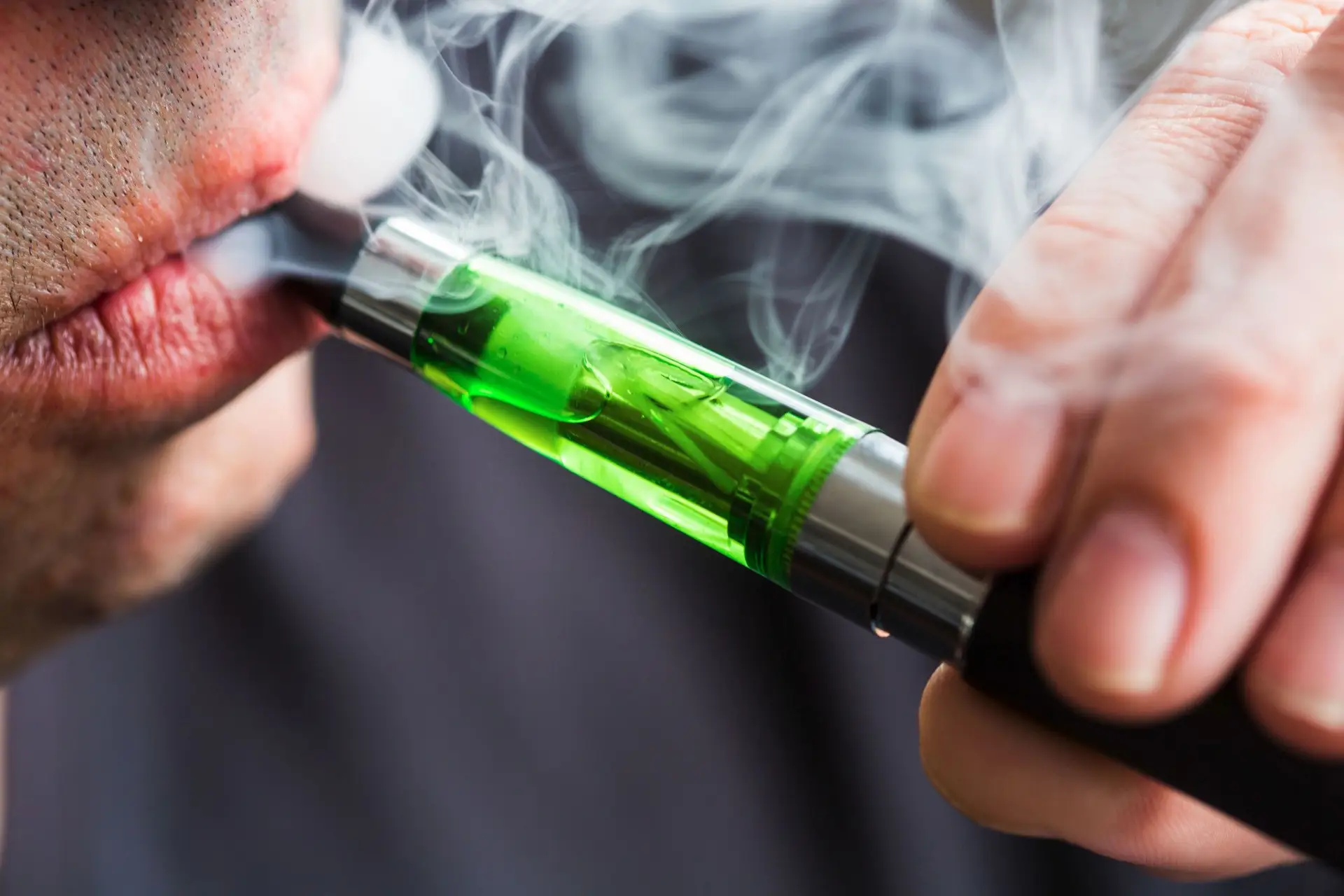 Descoberta nova lesão pulmonar ligada a cigarros eletrónicos com líquido