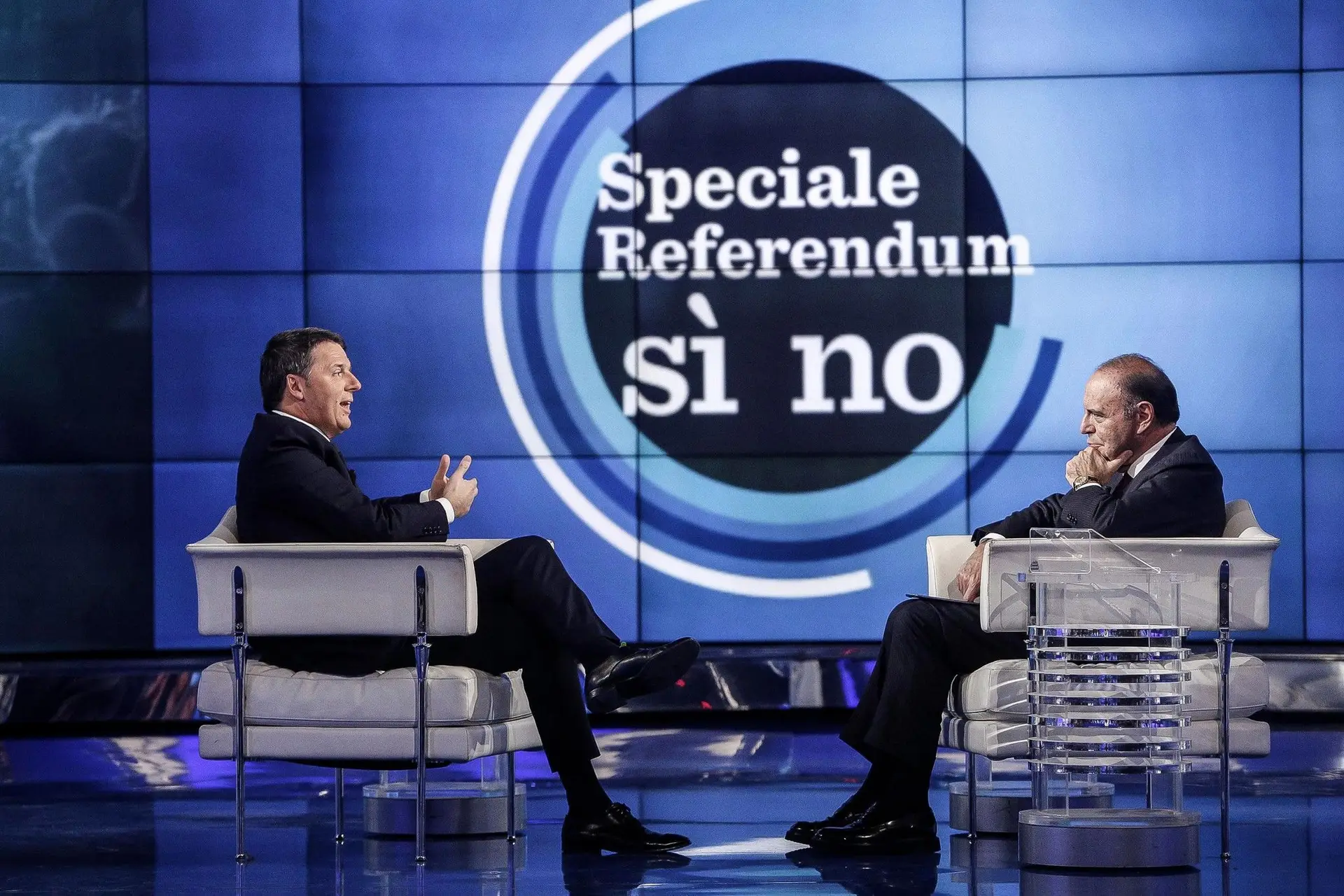 DECISIVO. Do referendo de domingo depende o futuro político do primeiro-ministro italiano, Mateo Renzi (à esquerda)