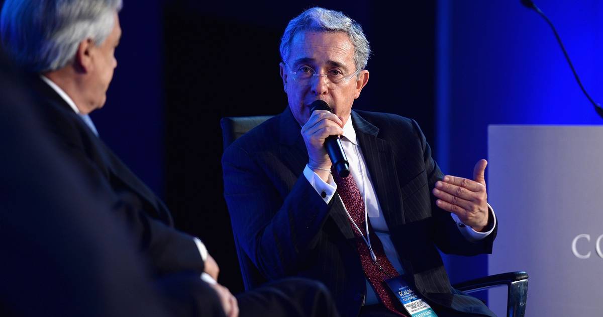 Ex-presidente Álvaro Uribe afirma que vai dedicar "cada minuto" à liberdade da Colômbia