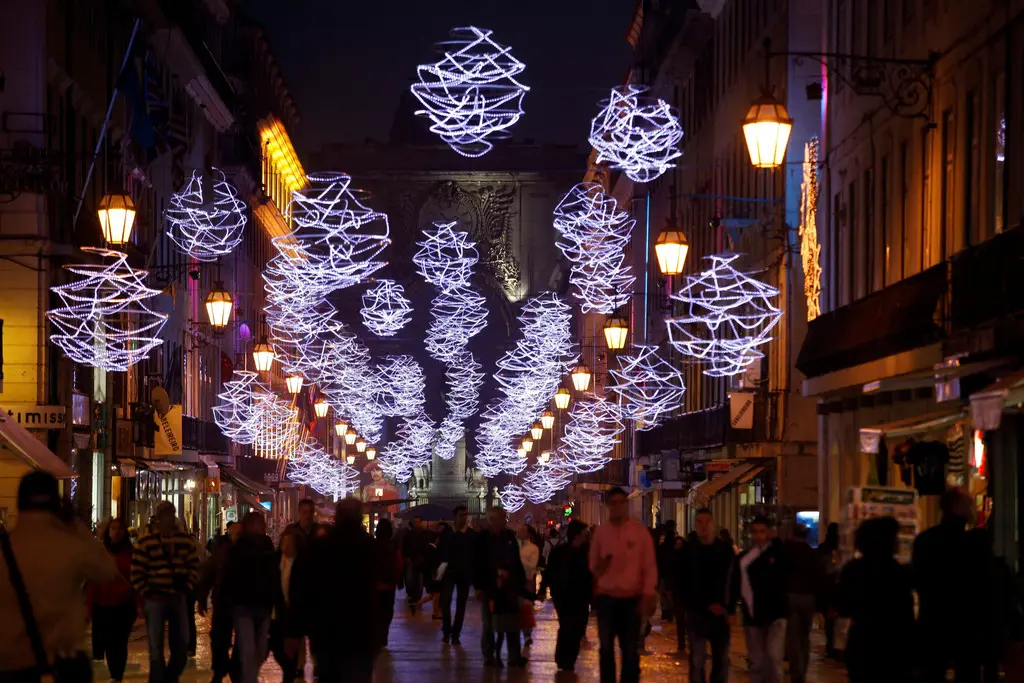Autarquias classificam luzes e feiras de Natal como "arte" para evitar concursos públicos