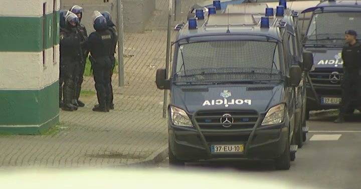 Loures: agente da PSP dispara sobre autocarro de passageiros por discussão no trânsito e faz um ferido